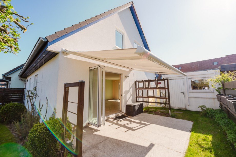 Sonnenterrasse mit elektrischer Markise Einfamilienhaus Panketal