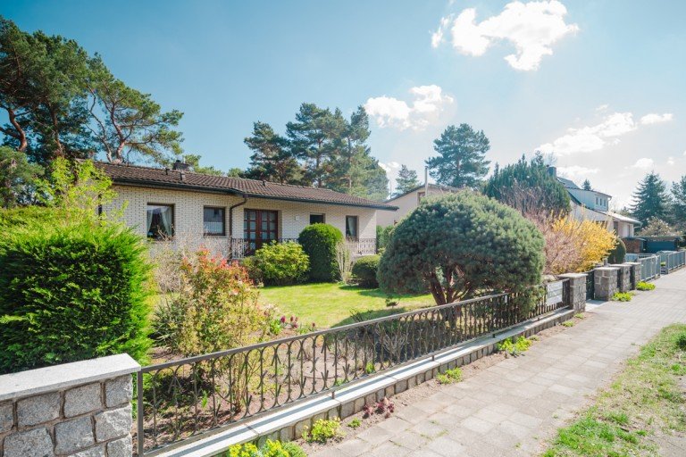 Bungalow in Berlin-Mahlsdorf Berlin / Mahlsdorf Einfamilienhaus Royal Oak - Familienbungalow mit Traumgarten und G�stehaus an der Berliner Stadtgrenze zu kaufen!