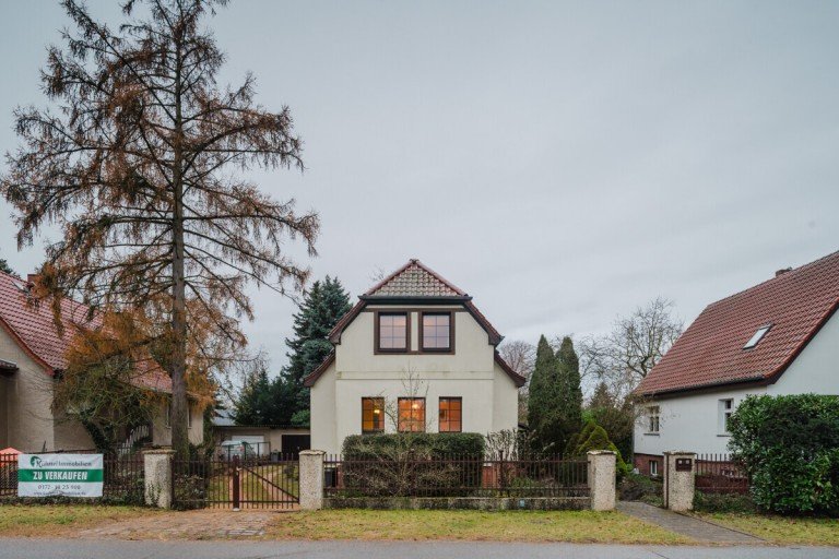 Stra�enansicht Panketal Einfamilienhaus Rohdiamant in Panketal-Zepernick auf tollem Grundst�ck zu kaufen. K�hnel Immobilien
