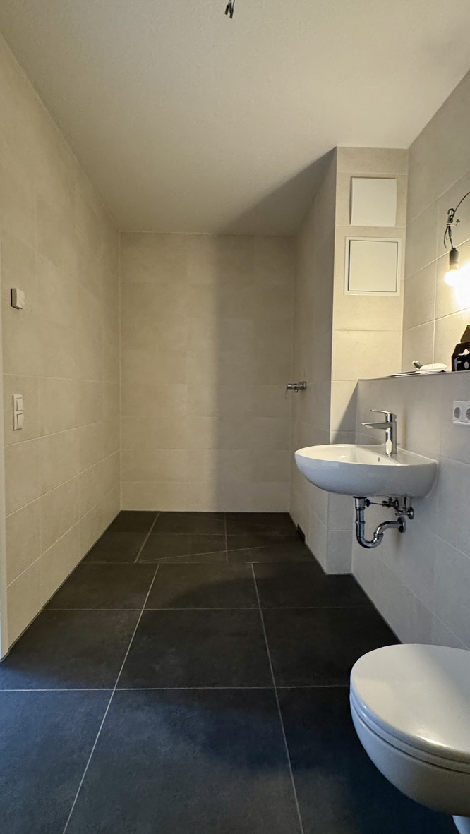 Badezimmer, Blick zur Dusche Etagenwohnung Bernau bei Berlin