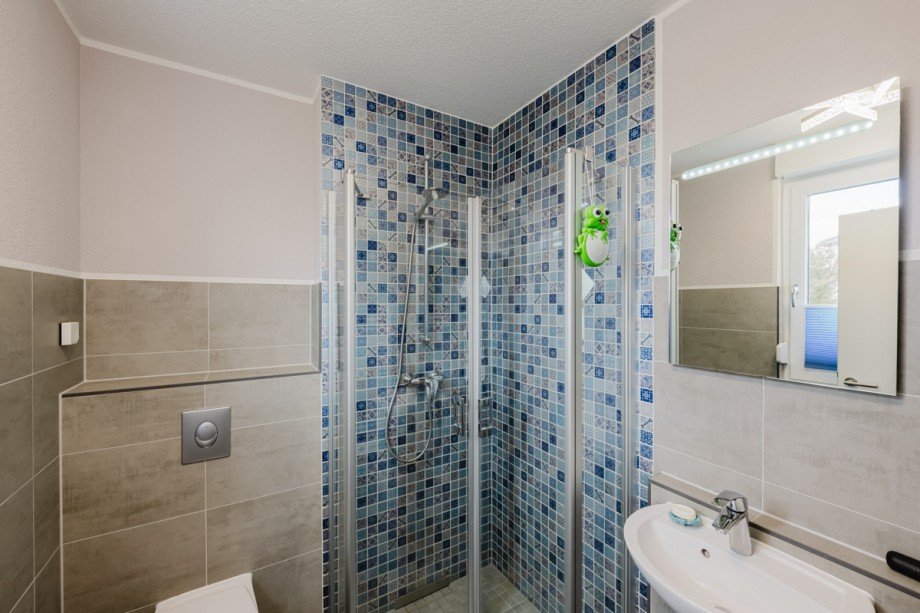 Dusche mit Mosaikfliesen und Glaswand Einfamilienhaus Bernau bei Berlin