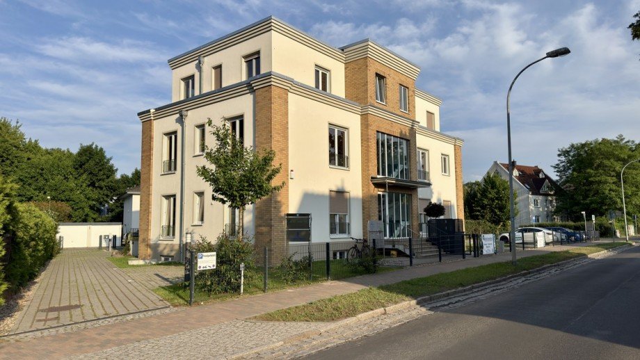 Einfahrt Parkpl�tze B�rohaus Falkensee