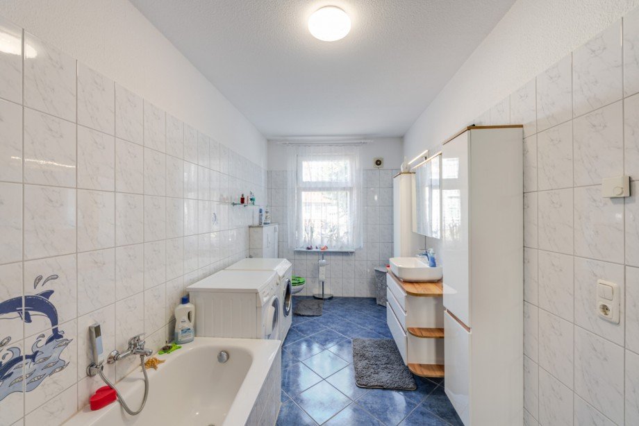Bad mit Wanne Zweifamilienhaus Finowfurt