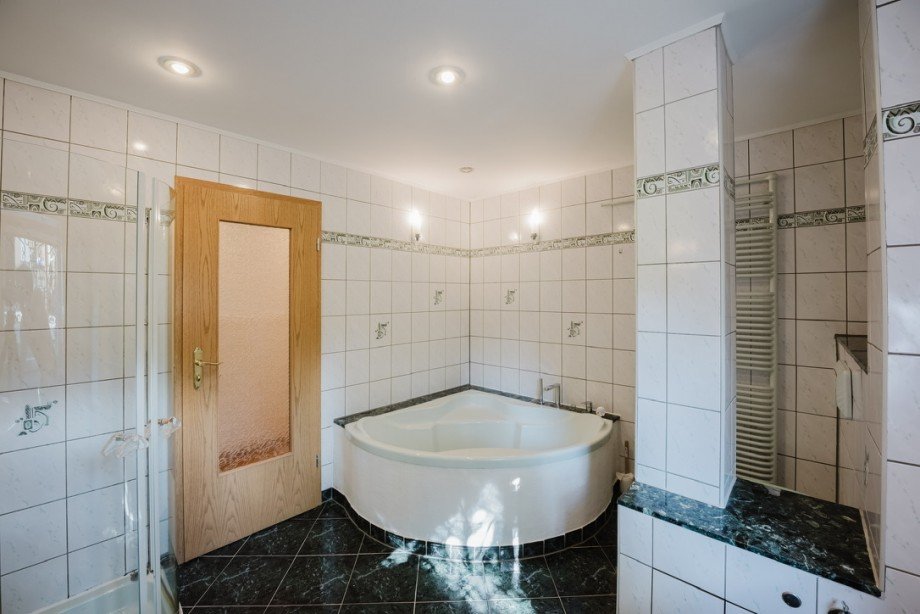 hochwertiges Vollbad mit Eckbadewanne im Untergeschoss Einfamilienhaus Bernau bei Berlin