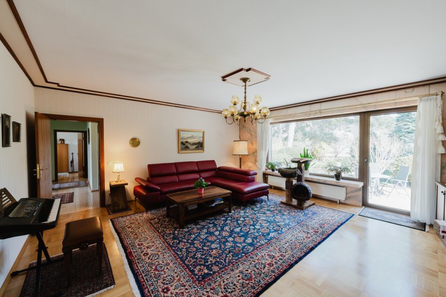 Wohnbereich mit Parkett, Marmor und Terrassenzugang Einfamilienhaus Berlin / Mahlsdorf