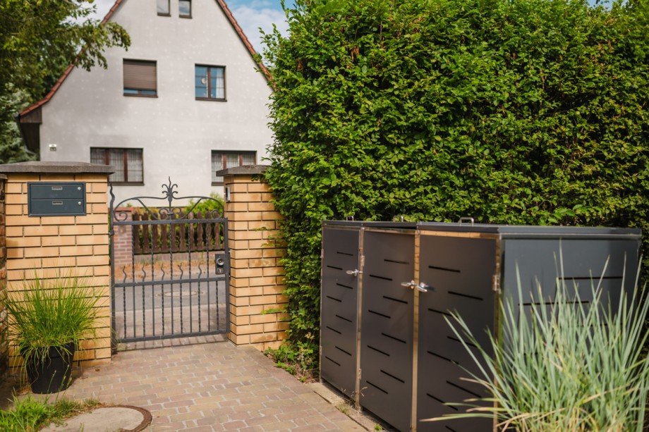 Gartent�r und befestigter Weg Zweifamilienhaus Potsdam