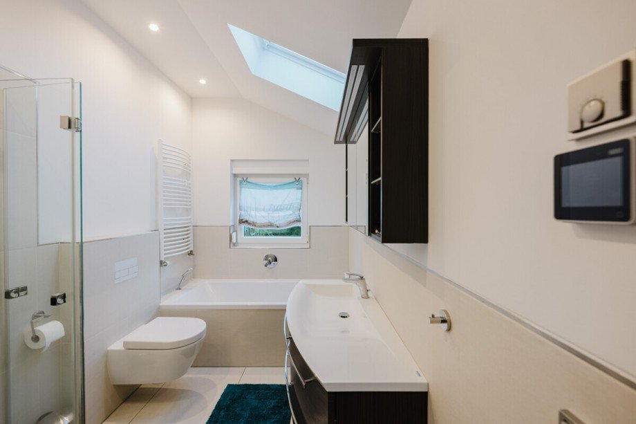 Vollbad mit bodengleicher, beheizter Dusche Einfamilienhaus Stahnsdorf