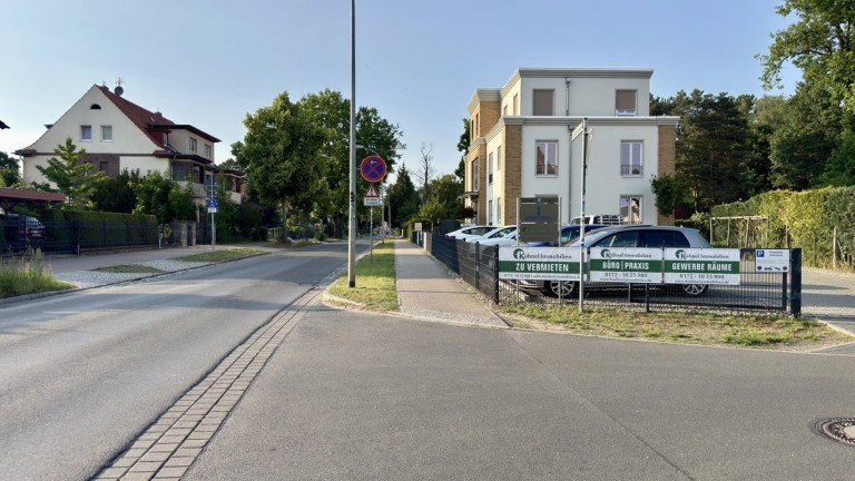 Stra�enansicht Falkensee B�rohaus Gewerbe/ Praxis in ansprechender Neubau- Villa zu vermieten, barrierefrei & provisionsfrei!