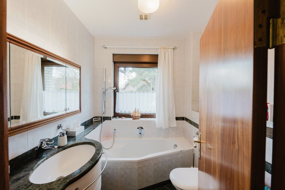Badezimmer mit Fenster und Wanne Einfamilienhaus Berlin / Mahlsdorf