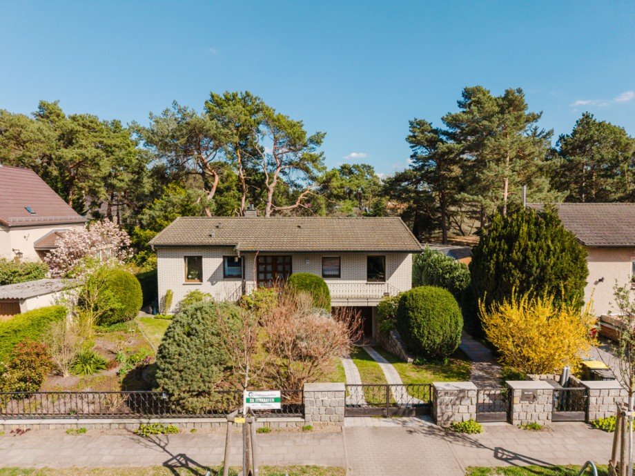Hausansicht mit Vorgarten Einfamilienhaus Berlin / Mahlsdorf