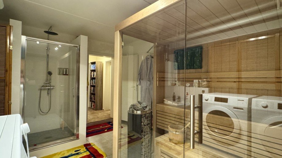 Wellnessbereich und Waschk�che mit Dusche und Waschbecken im HWR Einfamilienhaus Bernau bei Berlin