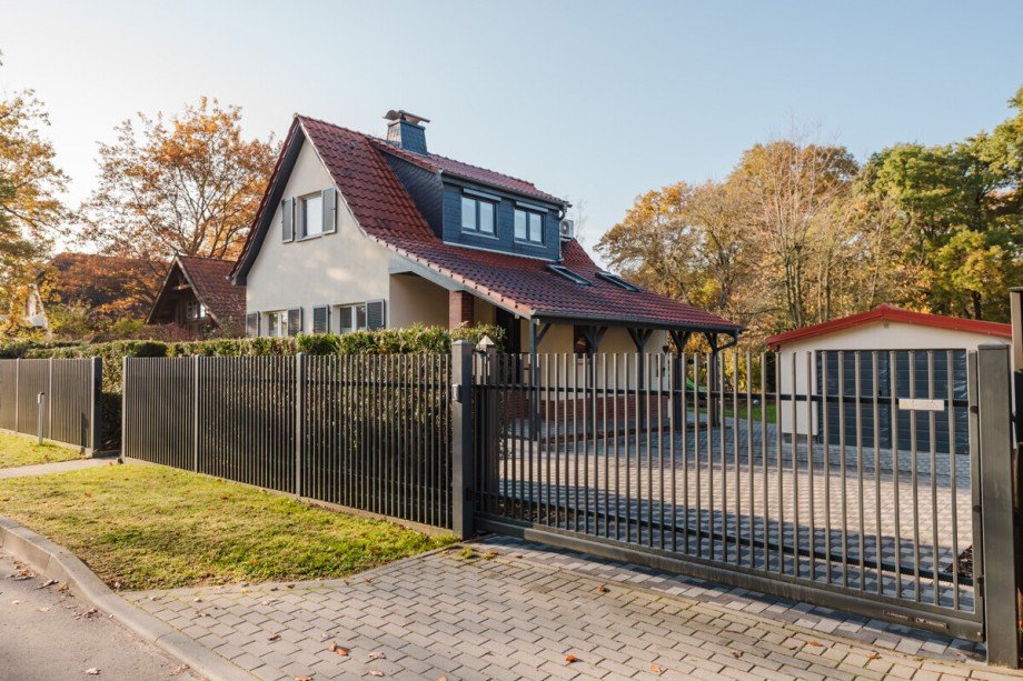 Stra�enansicht Einfahrt Einfamilienhaus Stahnsdorf