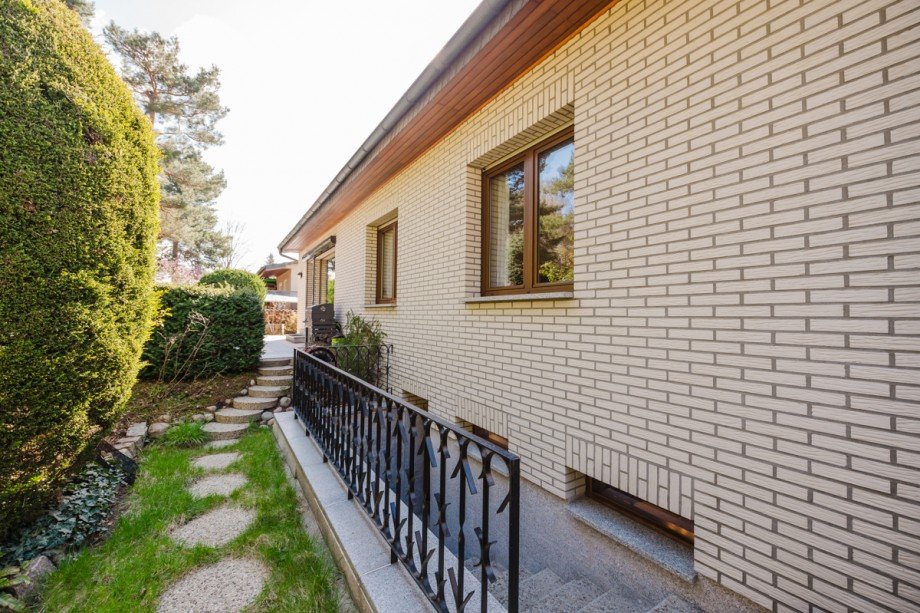 Gartenweg und Kellerausgang Einfamilienhaus Berlin / Mahlsdorf