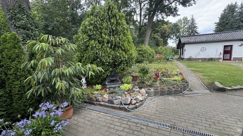 Blick in den Garten zum Nebengeb�ude Einfamilienhaus Dallgow-D�beritz