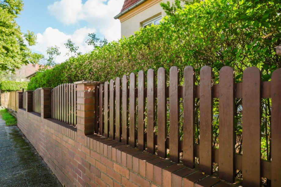 Holzzaun mit gepflegter Hecke Einfamilienhaus Bernau bei Berlin