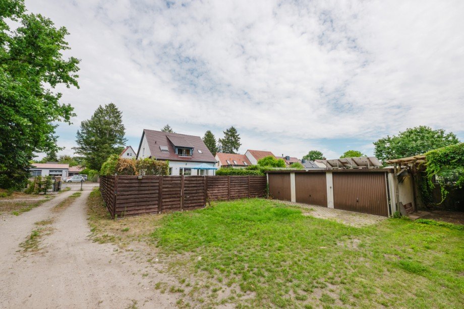 Zufahrt und 3 Garagen Zweifamilienhaus Potsdam