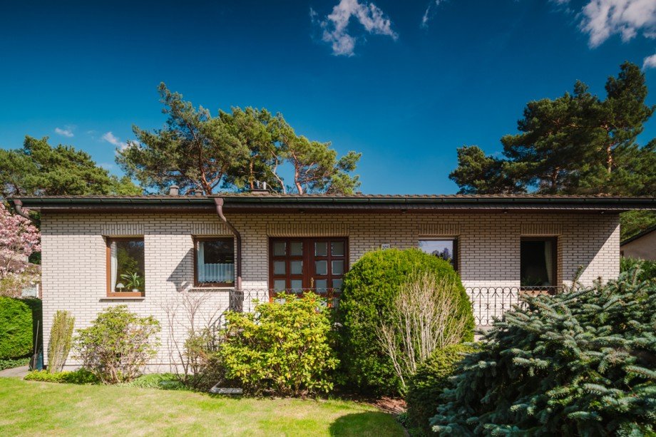 Vorgarten und Hausansicht Einfamilienhaus Berlin / Mahlsdorf