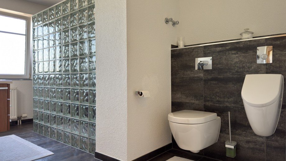Badezimmer mit WC und Pissoir, OG Einfamilienhaus Bernau bei Berlin