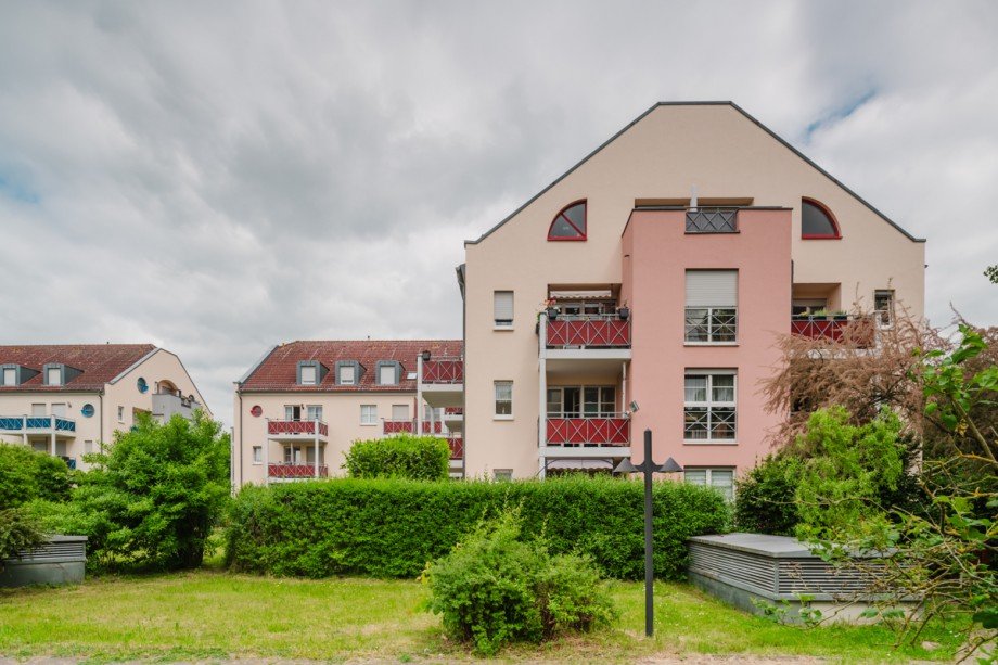 Hausansicht Seite mit Balkon Etagenwohnung Werneuchen / Seefeld
