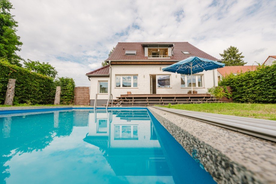 Pool mit Blick zur Terrasse Zweifamilienhaus Potsdam