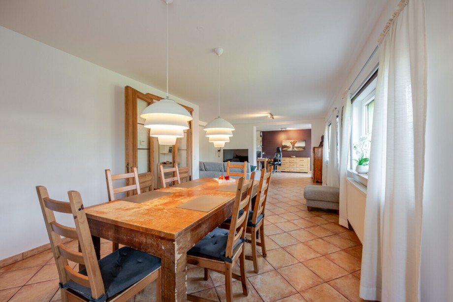 Esszimmer mit Blick zum Wohnbereich und Arbeitsplatz Einfamilienhaus Falkensee