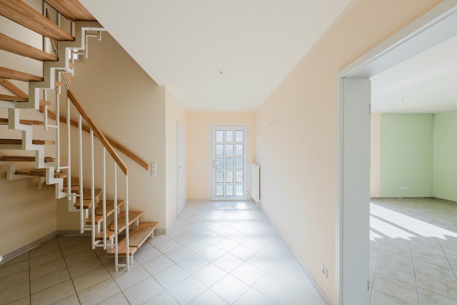 Diele mit Blick zum Eingang und ins Wohnzimmer Einfamilienhaus Panketal