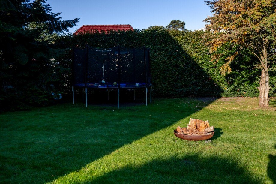 Feuerstelle & Trampolin im Garten Einfamilienhaus Falkensee