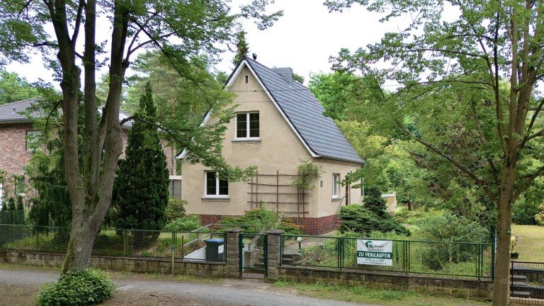 Stra�enansicht Falkensee Einfamilienhaus Traumgrundst�ck mit 30-er Jahre H�uschen und viel Potenzial zu verkaufen!