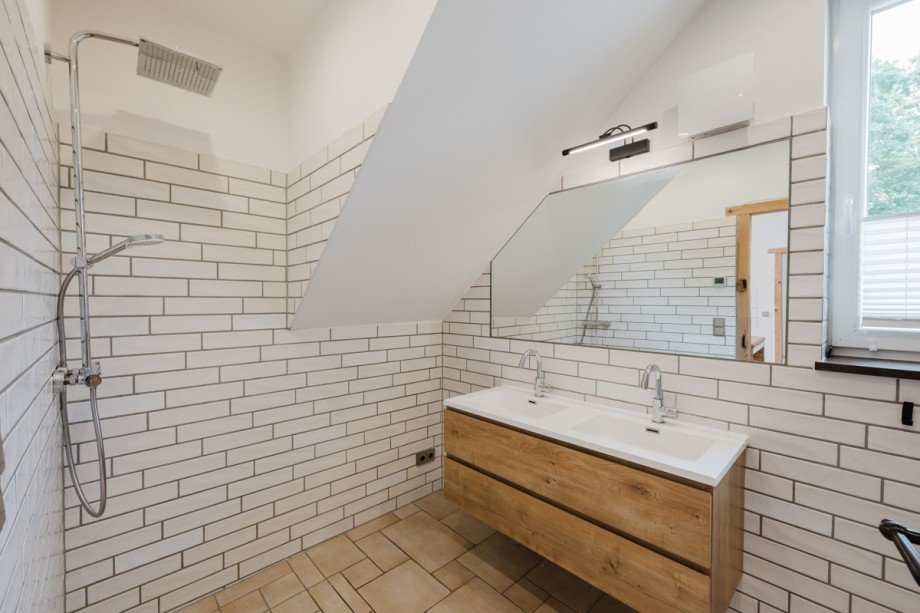 Badezimmer mit bodengleicher Dusche Zweifamilienhaus Potsdam