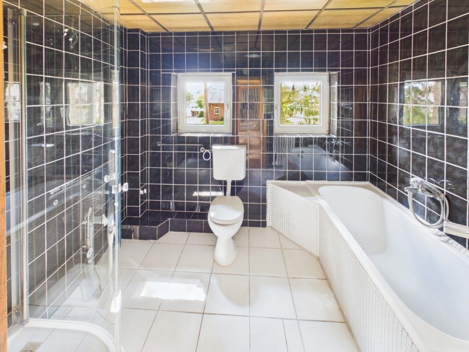 Bad OG, Wanne und Dusche Einfamilienhaus Hennigsdorf
