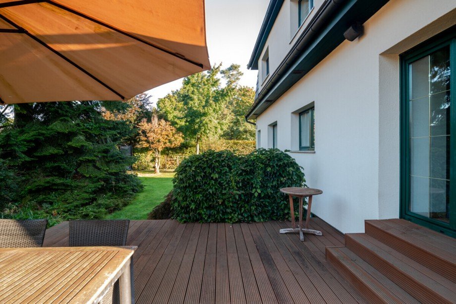 Holzterrasse mit Gartenblick Einfamilienhaus Falkensee