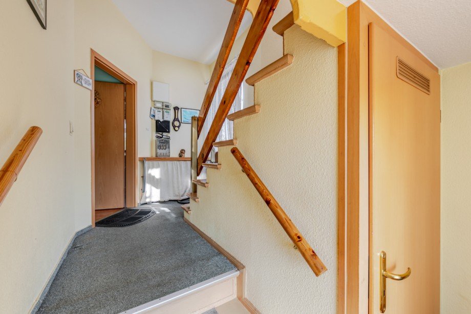 Hausflur und Kellerzugang Zweifamilienhaus Finowfurt