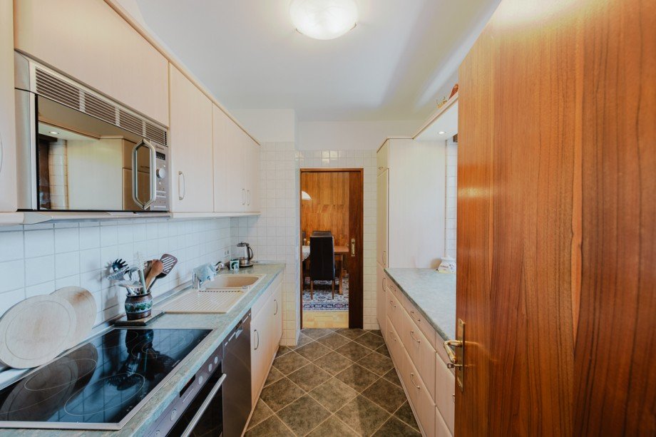K�che mit Schiebet�r und Blick zum Esszimmer Einfamilienhaus Berlin / Mahlsdorf
