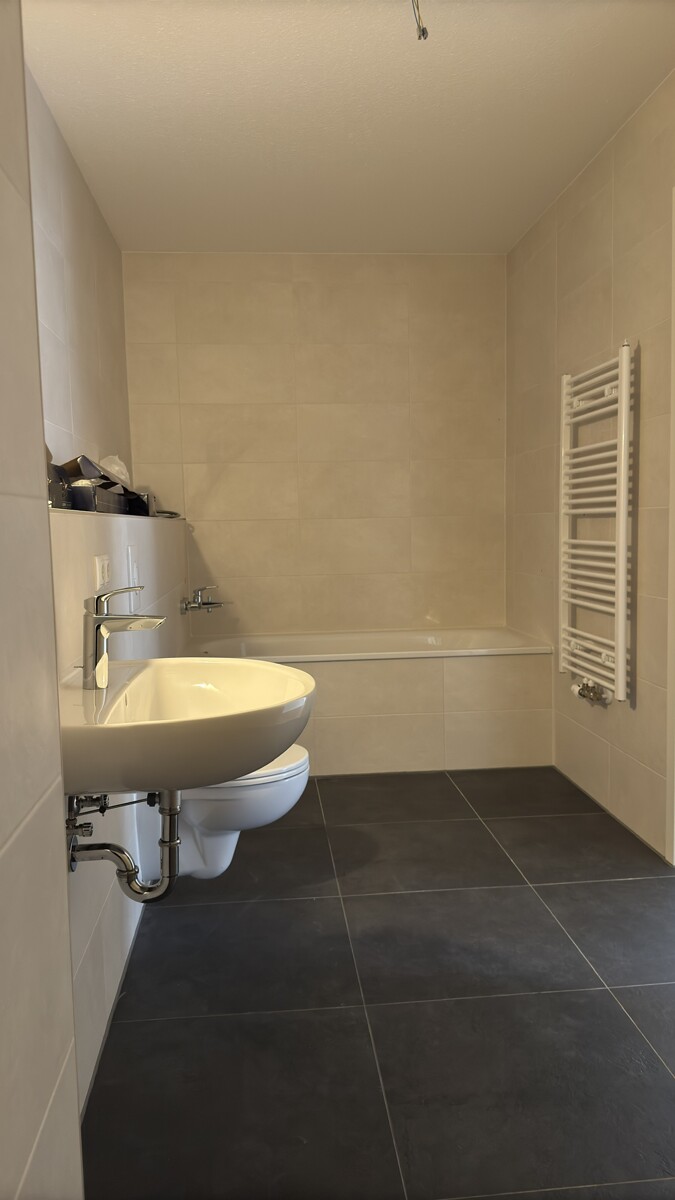 Badezimmer, Blick zur Wanne Etagenwohnung Bernau bei Berlin